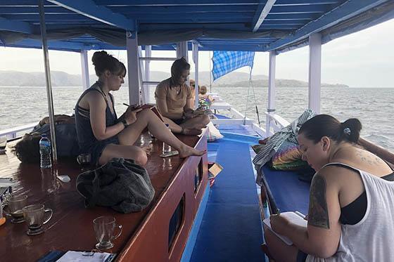 一群MFACW学生在印度尼西亚的一艘船上的照片，写道