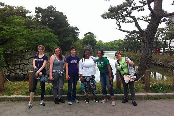 图为一群查塔姆学院的学生在和歌山城堡摆姿势